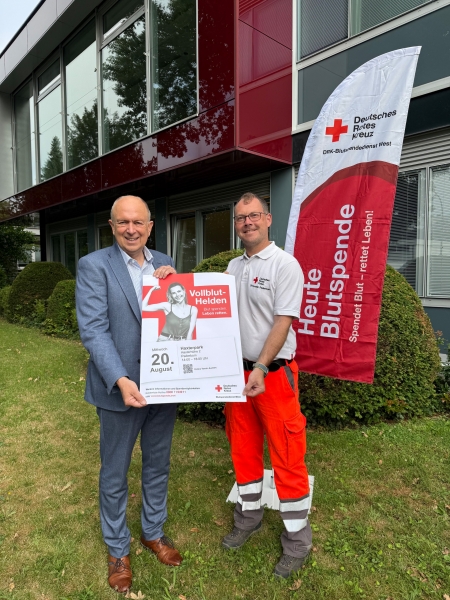 Rufen gemeinsam zum Blutspenden auf: Landrat Christoph Rüther und Oliver Kraatz, zweiter Vorsitzender des DRK-Ortsvereins Paderborn (v.l.). © Kreis Paderborn